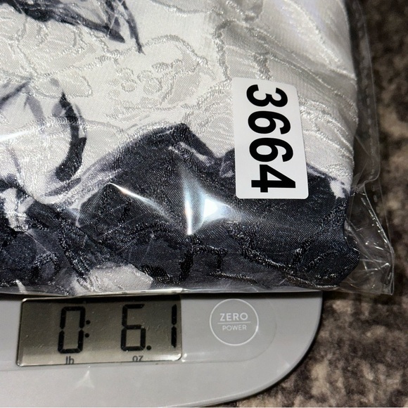 Carmen Marc Valvo Sz 6 White Black Rose Print Beaded Neck Sleeveless Halter Top - Picture 10 of 10